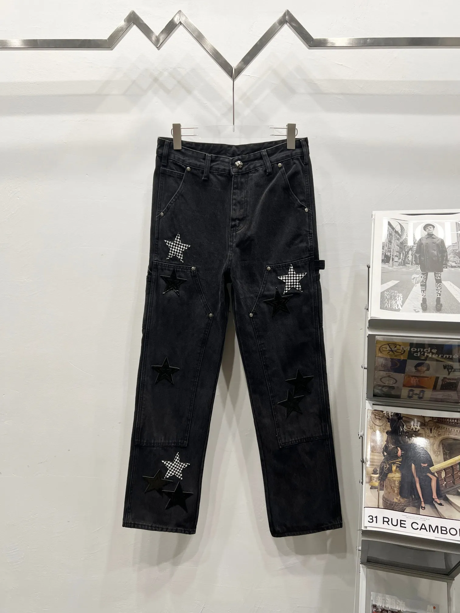 P260 Style No.: (W010) Chrome Hearts & Chrome Hearts 25FW CH workwear logging black five-pointed star splicing leather limited edition cow king jeans Chrome Hearts is the most popular color pants. It is made of beaded canvas fabric. Heavy washing makes the upper body of the fabric more textured and the pants are tall and straight! The three-dimensional cutting of the whole trousers is a masterpiece! The hardware is customized by zp. The beaded canvas fabric is thick and soft after being washed. It has good breathability. Customized small leather label. Unique design. The details are simple and elegant, and the workmanship is exquisite. The whole trousers are neatly routed and the details are in place! It��s so cool that both men and women can easily control the genderless trend!  Size: 30-32-34-36 Color: black